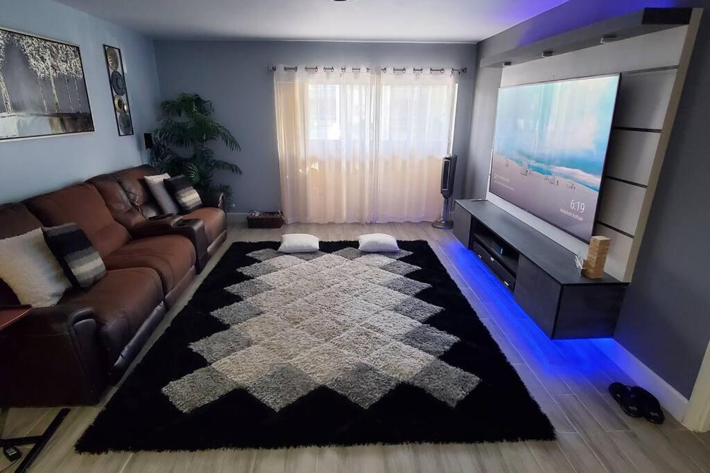 Fully Furnished, Beautiful, Spacious Two Bedroom Condo Лодерхилл Экстерьер фото