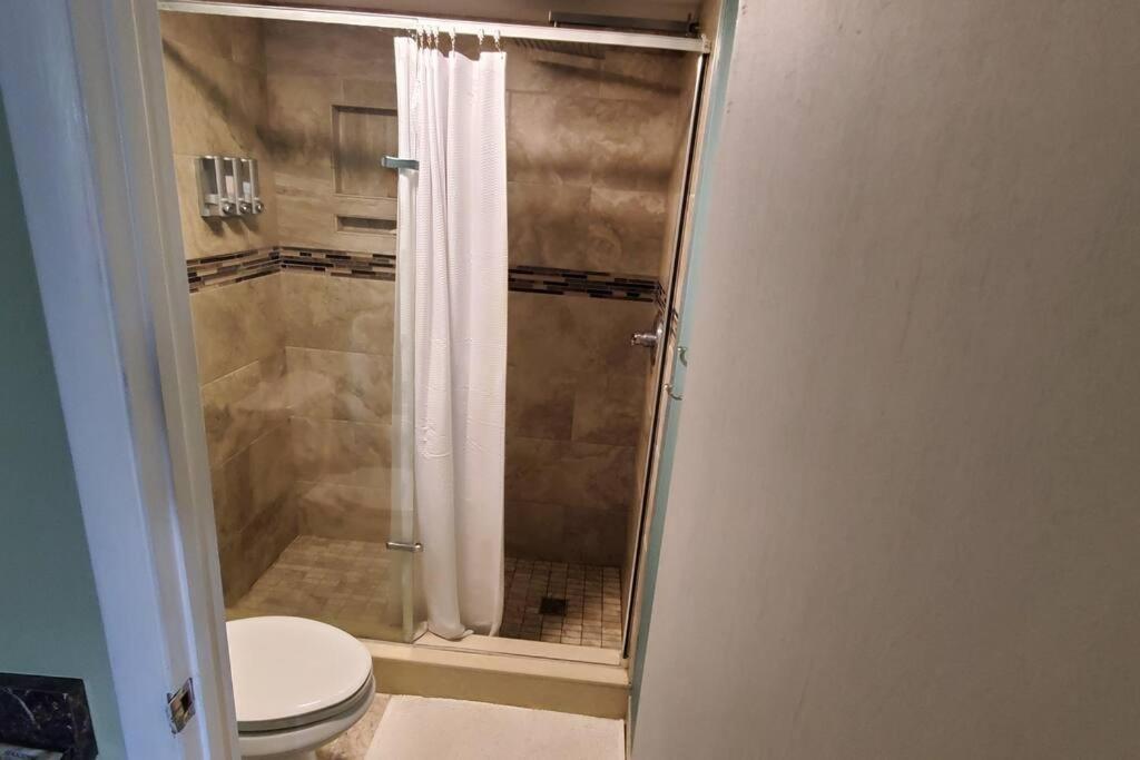 Fully Furnished, Beautiful, Spacious Two Bedroom Condo Лодерхилл Экстерьер фото