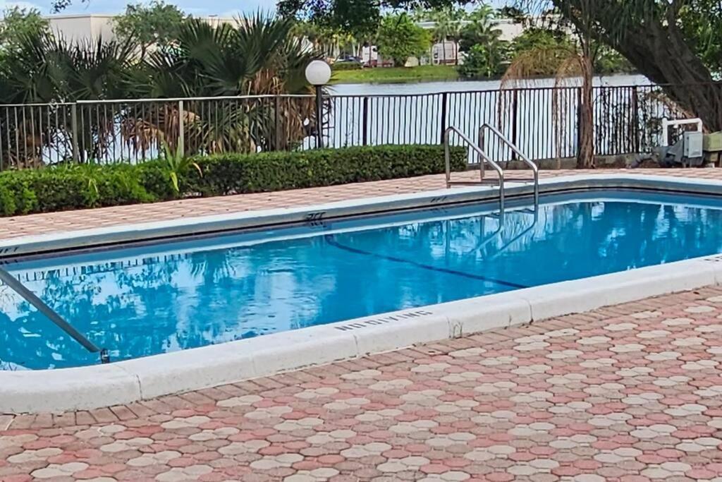Fully Furnished, Beautiful, Spacious Two Bedroom Condo Лодерхилл Экстерьер фото
