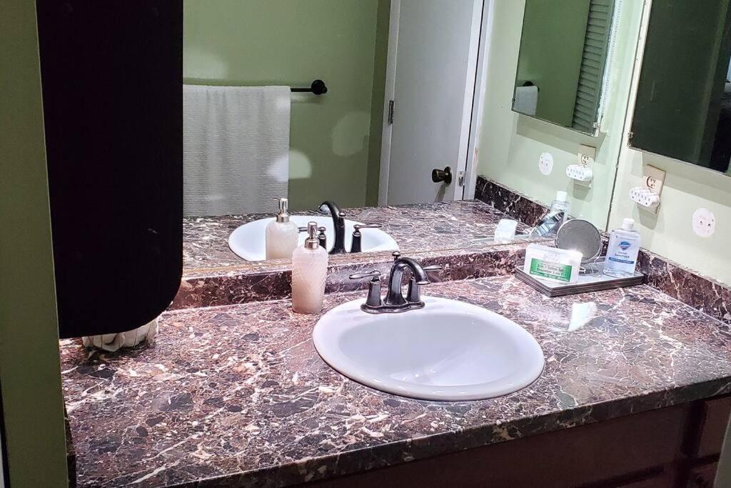 Fully Furnished, Beautiful, Spacious Two Bedroom Condo Лодерхилл Экстерьер фото