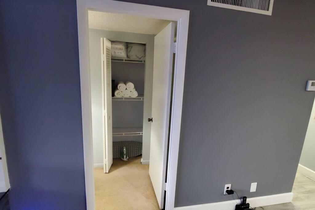 Fully Furnished, Beautiful, Spacious Two Bedroom Condo Лодерхилл Экстерьер фото