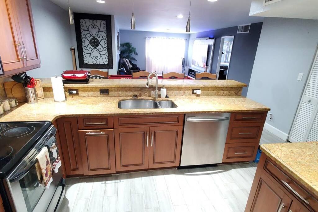 Fully Furnished, Beautiful, Spacious Two Bedroom Condo Лодерхилл Экстерьер фото