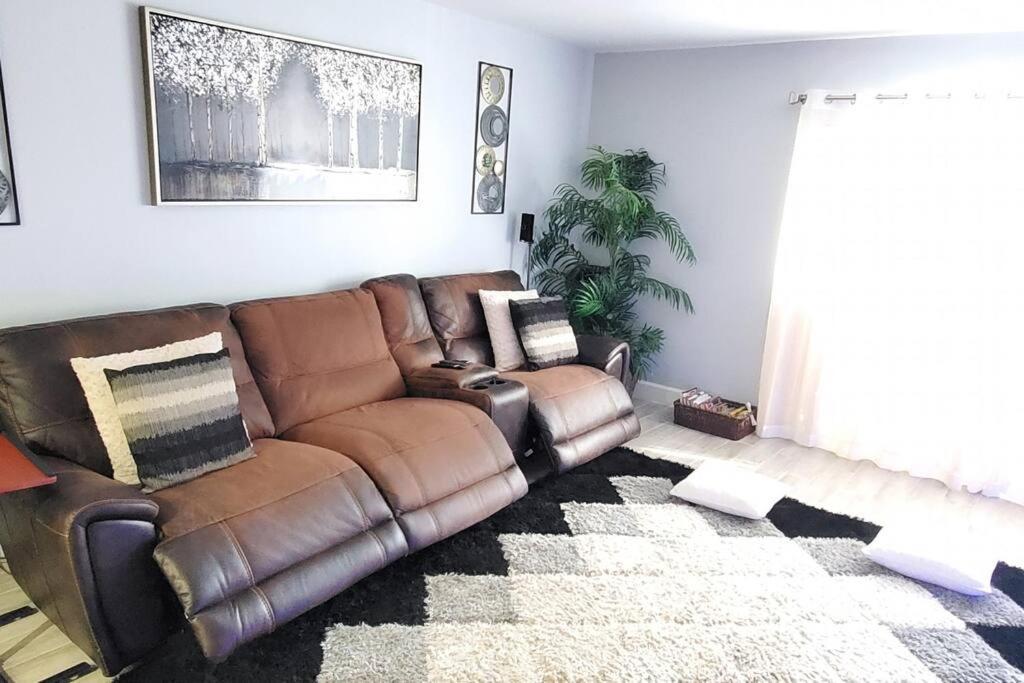 Fully Furnished, Beautiful, Spacious Two Bedroom Condo Лодерхилл Экстерьер фото